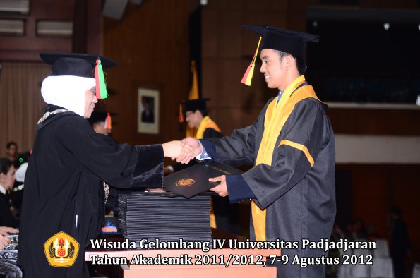 wisuda-unpad-gel-iv-2011_2012-fakultas-mipa-oleh-dekan-119