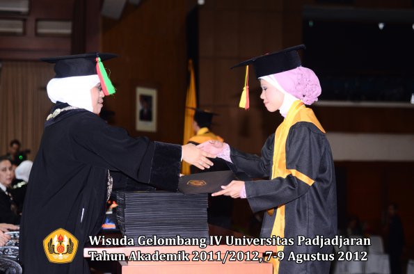 wisuda-unpad-gel-iv-2011_2012-fakultas-mipa-oleh-dekan-121