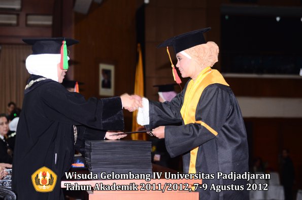 wisuda-unpad-gel-iv-2011_2012-fakultas-mipa-oleh-dekan-122