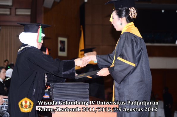 wisuda-unpad-gel-iv-2011_2012-fakultas-mipa-oleh-dekan-123