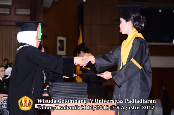 wisuda-unpad-gel-iv-2011_2012-fakultas-mipa-oleh-dekan-125