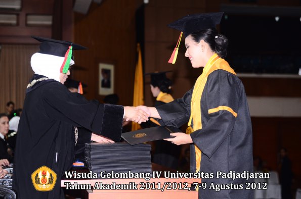 wisuda-unpad-gel-iv-2011_2012-fakultas-mipa-oleh-dekan-126