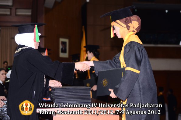 wisuda-unpad-gel-iv-2011_2012-fakultas-mipa-oleh-dekan-127