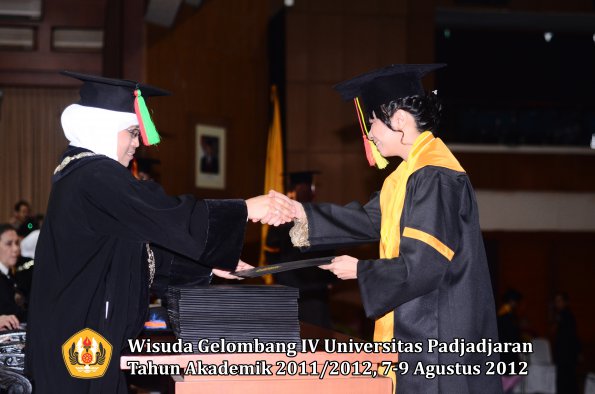 wisuda-unpad-gel-iv-2011_2012-fakultas-mipa-oleh-dekan-128