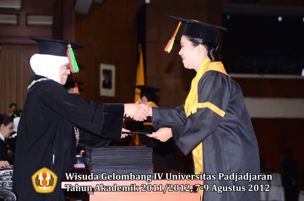 wisuda-unpad-gel-iv-2011_2012-fakultas-mipa-oleh-dekan-129