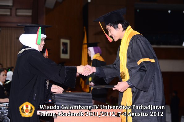 wisuda-unpad-gel-iv-2011_2012-fakultas-mipa-oleh-dekan-136