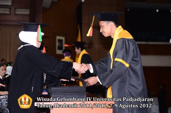 wisuda-unpad-gel-iv-2011_2012-fakultas-mipa-oleh-dekan-137