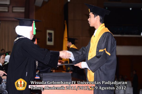 wisuda-unpad-gel-iv-2011_2012-fakultas-mipa-oleh-dekan-139