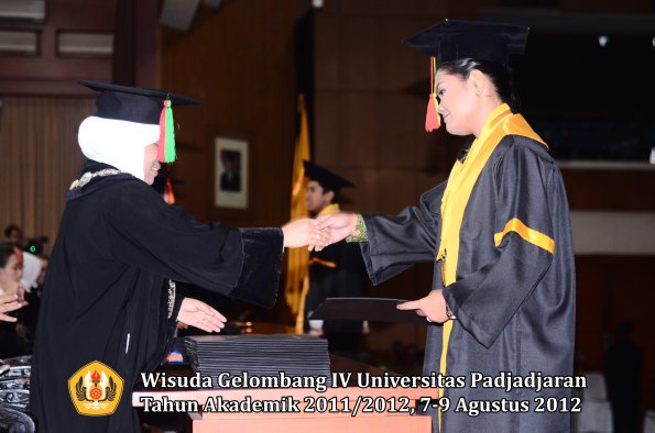 wisuda-unpad-gel-iv-2011_2012-fakultas-mipa-oleh-dekan-140