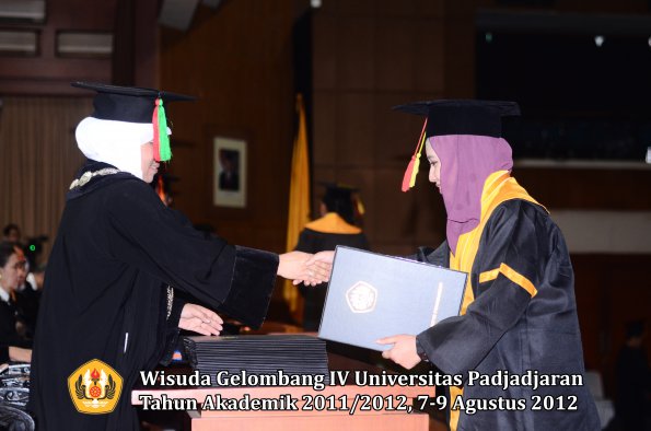 wisuda-unpad-gel-iv-2011_2012-fakultas-mipa-oleh-dekan-141