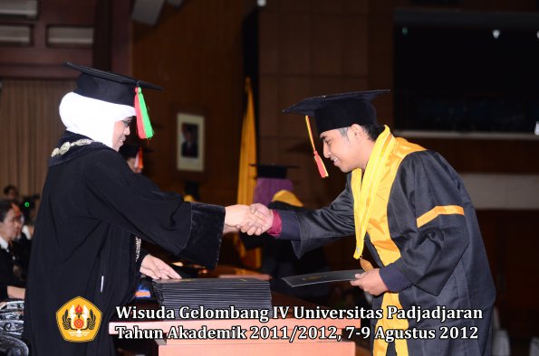 wisuda-unpad-gel-iv-2011_2012-fakultas-mipa-oleh-dekan-142