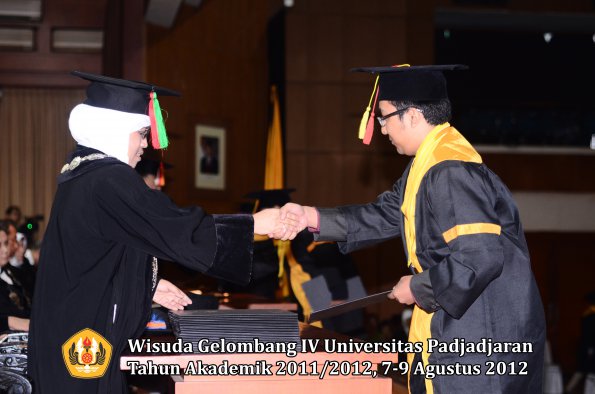 wisuda-unpad-gel-iv-2011_2012-fakultas-mipa-oleh-dekan-143