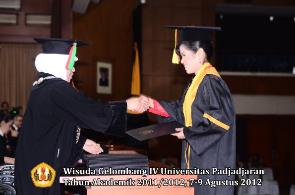 wisuda-unpad-gel-iv-2011_2012-fakultas-mipa-oleh-dekan-144