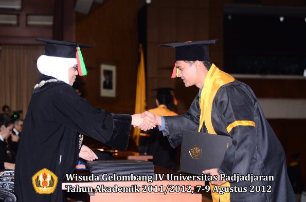 wisuda-unpad-gel-iv-2011_2012-fakultas-mipa-oleh-dekan-145