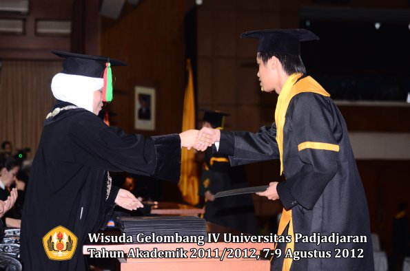 wisuda-unpad-gel-iv-2011_2012-fakultas-mipa-oleh-dekan-146