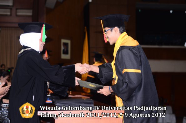 wisuda-unpad-gel-iv-2011_2012-fakultas-mipa-oleh-dekan-147