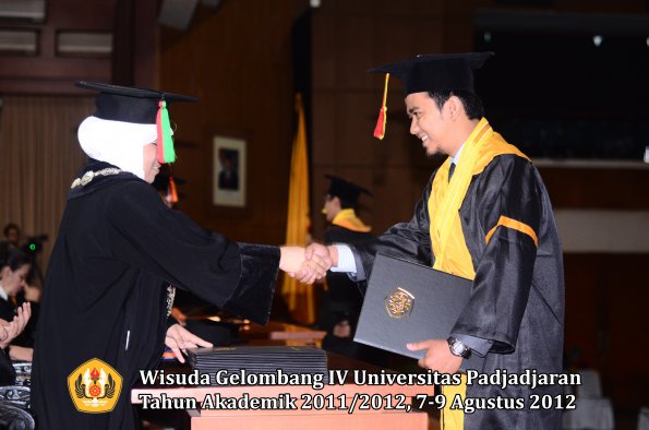 wisuda-unpad-gel-iv-2011_2012-fakultas-mipa-oleh-dekan-148