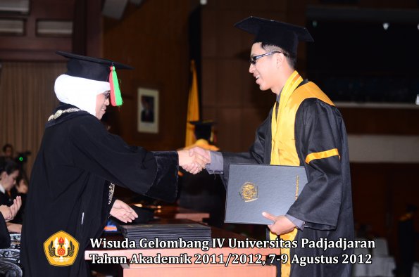 wisuda-unpad-gel-iv-2011_2012-fakultas-mipa-oleh-dekan-149