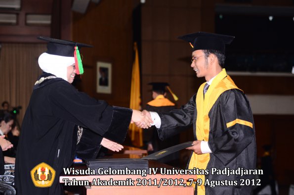 wisuda-unpad-gel-iv-2011_2012-fakultas-mipa-oleh-dekan-150