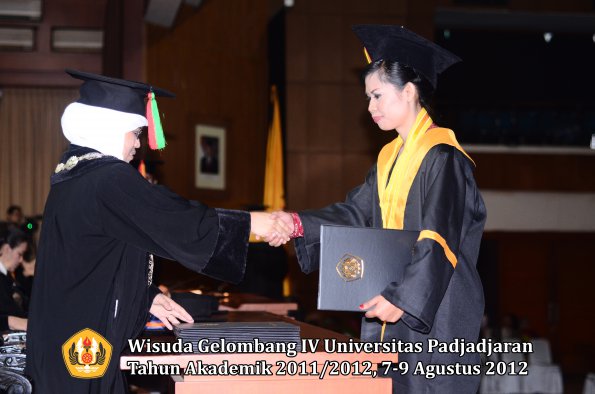 wisuda-unpad-gel-iv-2011_2012-fakultas-mipa-oleh-dekan-151