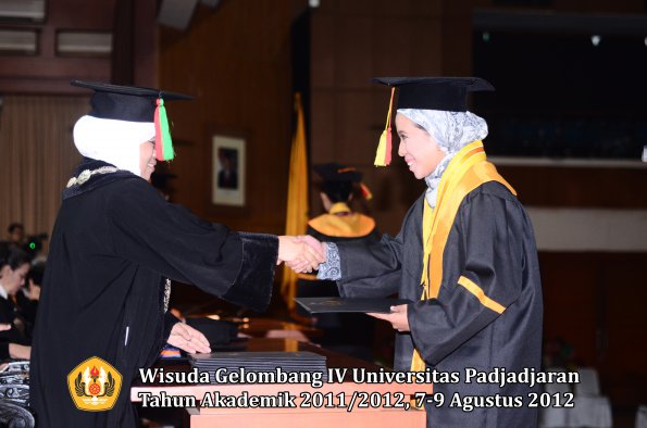 wisuda-unpad-gel-iv-2011_2012-fakultas-mipa-oleh-dekan-152