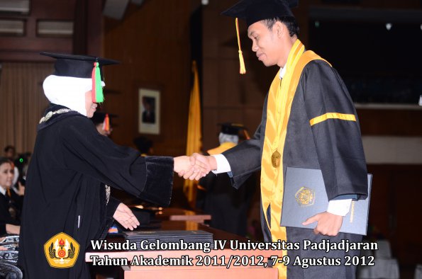 wisuda-unpad-gel-iv-2011_2012-fakultas-mipa-oleh-dekan-153