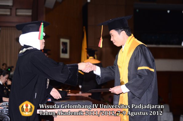 wisuda-unpad-gel-iv-2011_2012-fakultas-mipa-oleh-dekan-154