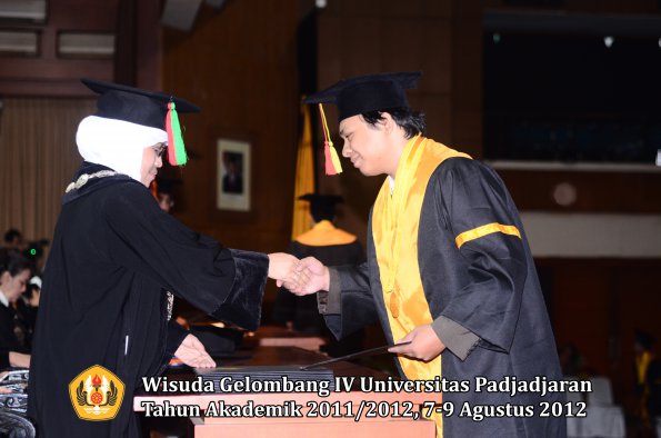 wisuda-unpad-gel-iv-2011_2012-fakultas-mipa-oleh-dekan-155