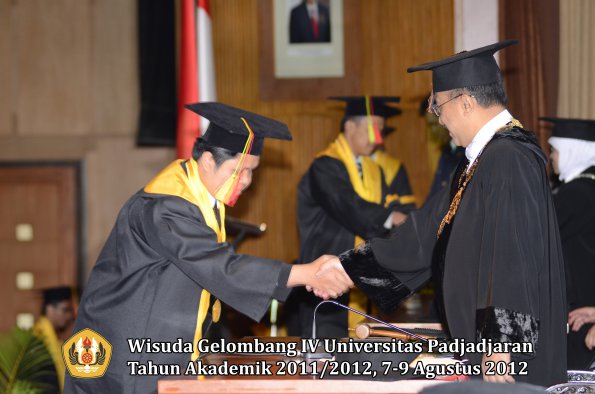 wisuda-unpad-gel-iv-2011_2012-fakultas-mipa-oleh-rektor-012