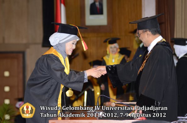 wisuda-unpad-gel-iv-2011_2012-fakultas-mipa-oleh-rektor-030