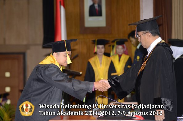 wisuda-unpad-gel-iv-2011_2012-fakultas-mipa-oleh-rektor-032