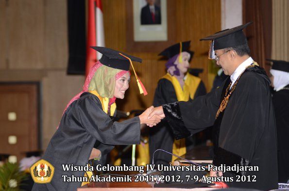 wisuda-unpad-gel-iv-2011_2012-fakultas-mipa-oleh-rektor-034