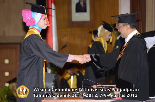 wisuda-unpad-gel-iv-2011_2012-fakultas-mipa-oleh-rektor-039