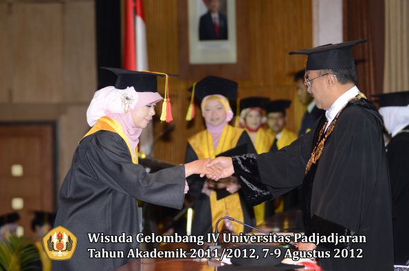wisuda-unpad-gel-iv-2011_2012-fakultas-mipa-oleh-rektor-042