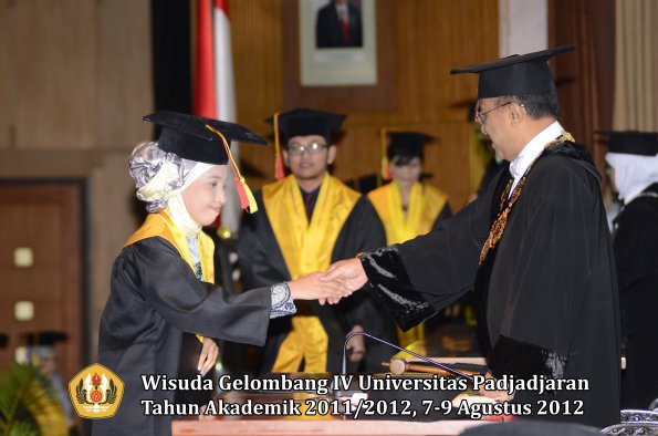 wisuda-unpad-gel-iv-2011_2012-fakultas-mipa-oleh-rektor-060