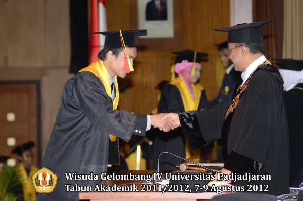 wisuda-unpad-gel-iv-2011_2012-fakultas-mipa-oleh-rektor-086