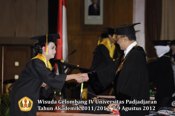 wisuda-unpad-gel-iv-2011_2012-fakultas-mipa-oleh-rektor-088