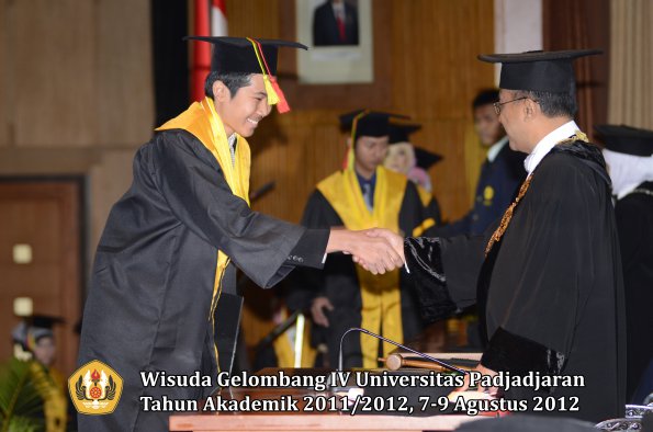 wisuda-unpad-gel-iv-2011_2012-fakultas-mipa-oleh-rektor-089