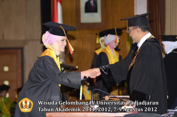 wisuda-unpad-gel-iv-2011_2012-fakultas-mipa-oleh-rektor-091