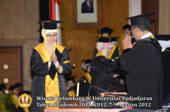 wisuda-unpad-gel-iv-2011_2012-fakultas-mipa-oleh-rektor-093