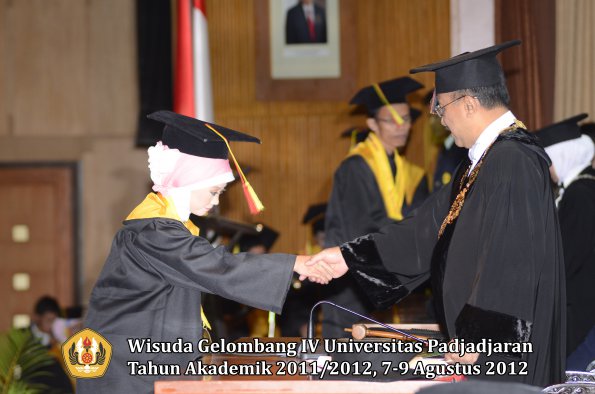 wisuda-unpad-gel-iv-2011_2012-fakultas-mipa-oleh-rektor-094