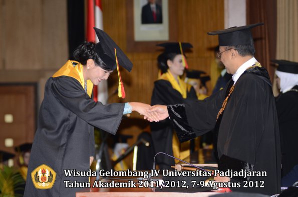 wisuda-unpad-gel-iv-2011_2012-fakultas-mipa-oleh-rektor-124