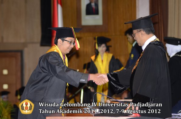 wisuda-unpad-gel-iv-2011_2012-fakultas-mipa-oleh-rektor-143