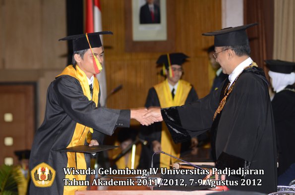 wisuda-unpad-gel-iv-2011_2012-fakultas-mipa-oleh-rektor-146