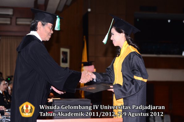 wisuda-unpad-gel-iv-2011_2012-fakultas-pertanian-oleh-dekan-021