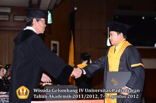 wisuda-unpad-gel-iv-2011_2012-fakultas-pertanian-oleh-dekan-025