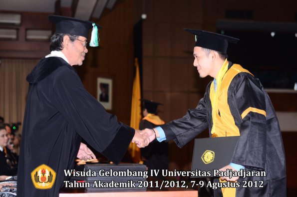 wisuda-unpad-gel-iv-2011_2012-fakultas-pertanian-oleh-dekan-026