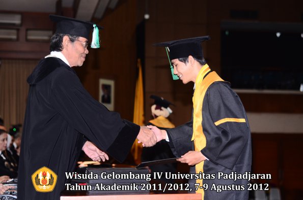 wisuda-unpad-gel-iv-2011_2012-fakultas-pertanian-oleh-dekan-028