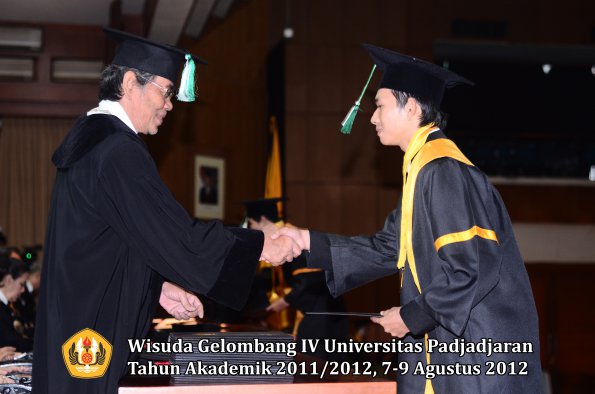 wisuda-unpad-gel-iv-2011_2012-fakultas-pertanian-oleh-dekan-029