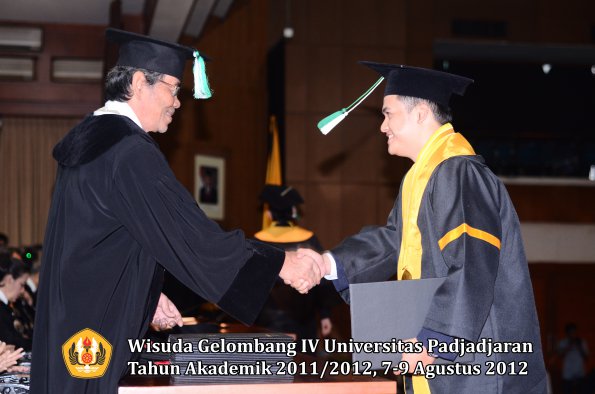 wisuda-unpad-gel-iv-2011_2012-fakultas-pertanian-oleh-dekan-030